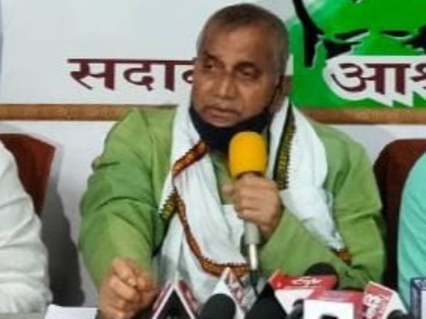 प्रेस कॉन्फ्रेंस के दौरान कांग्रेस नेता अवधेश सिंह। - Dainik Bhaskar