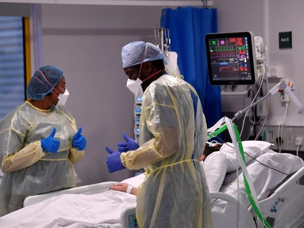 फोटो ब्रिटेन की है। यहां ICU में कोरोना मरीज का इलाज करते डॉक्टर। ब्रिटेन में अभी हर दिन 2500 से ज्यादा कोरोना के नए मरीज मिल रहे हैं। - Dainik Bhaskar