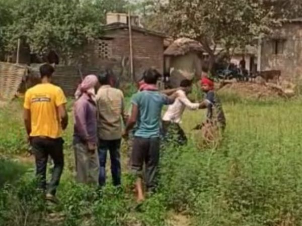 विवेक को गोली मारता गोलू। - Dainik Bhaskar