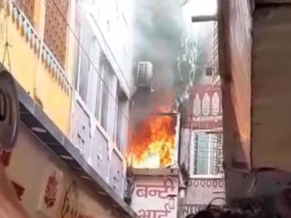 राजेंद्र सिनेमा चौक स्थित दुकान में लगी आग। - Dainik Bhaskar