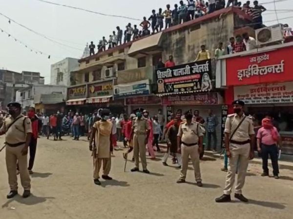 आग पर काबू पाती पुलिस और फायर ब्रिगेड की टीम।