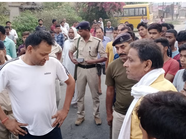 औरंगाबाद-पटना हाईवे जाम कर रहे आक्रोशित लोगों को समझाती पुलिस। - Dainik Bhaskar