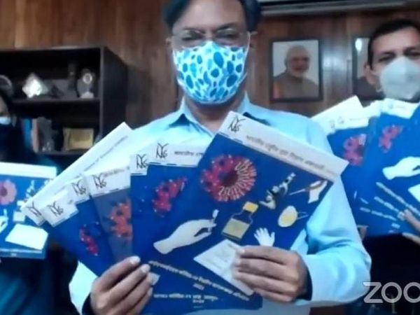 युवा वैज्ञानिकों ने वैक्सीनेशन को लेकर जागरूकता लाने के लिए 11 भाषाओं में पत्रिका तैयार की है। इसका विमोचन करते DST के सेक्रेटरी प्रो. आशुतोष शर्मा। - Dainik Bhaskar