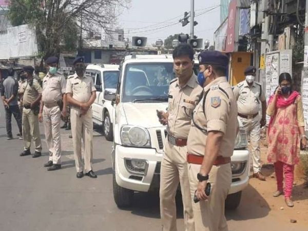 पुलिस अनाउंसमेंट कर कोरोना वायरस को लेकर लोगों को जागरूक कर रही है। (फाइल) - Dainik Bhaskar