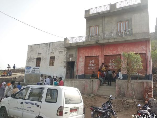 भिनाय के इसी मकान में वारदात हुई है। पुलिस जांच कर रही है।