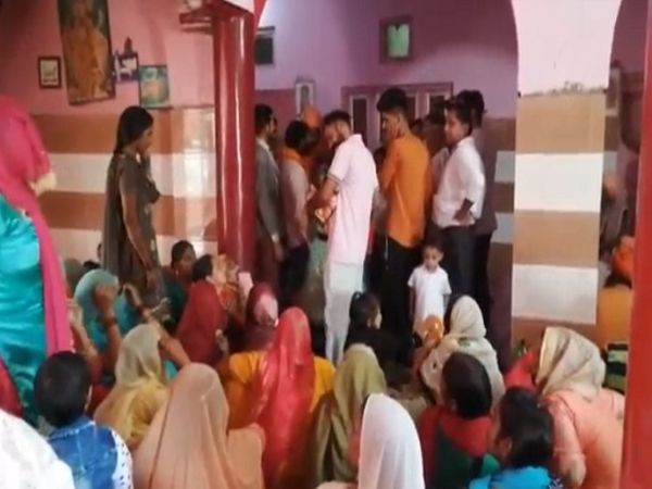 कार्यक्रम में शिरकत करने पहुंचे अंधविश्वासी लोग।