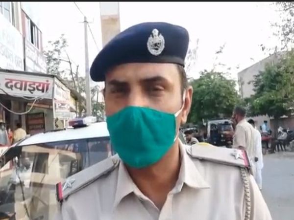 मामले की जानकारी देते सिसाय पुलिस चौकी इंचार्ज।