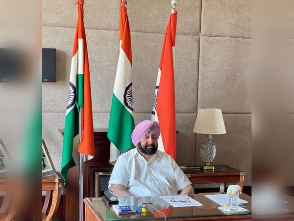 प्रधानमंत्री नरेंद्र मोदी और गृह मंत्री अमित शाह के साथ हाई लेवल मीटिंग में संवाद करते पंजाब के मुख्यमंत्री कैप्टन अमरिंदर सिंह। - Dainik Bhaskar
