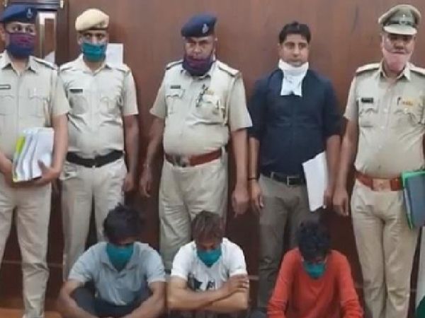 कैथल में पुलिस की गिरफ्त में महिला की हत्या के आरोपी दो देवर और पड़ोसी युवक। - Dainik Bhaskar