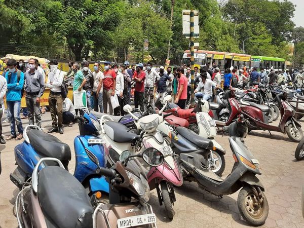 इंजेक्शन के लिए दो लाइन लगी हुई थी। एक वो जिन्हें कल टोकन मिले थे, दूसरे वो जिन्हें आज टोकन मिलने थे।