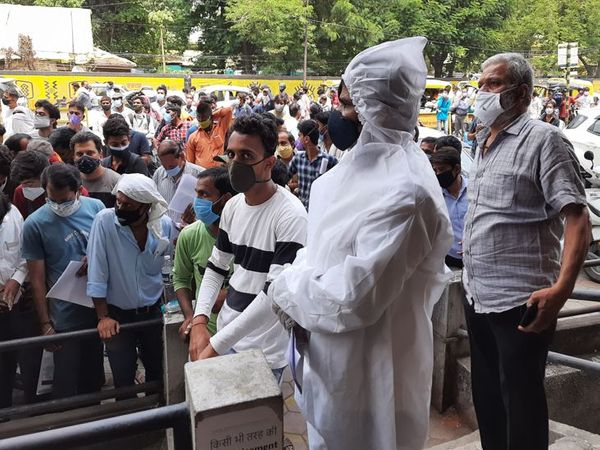 इंजेक्शन लेने पीपीई किट पहनकर पहुंचा एक व्यक्ति।