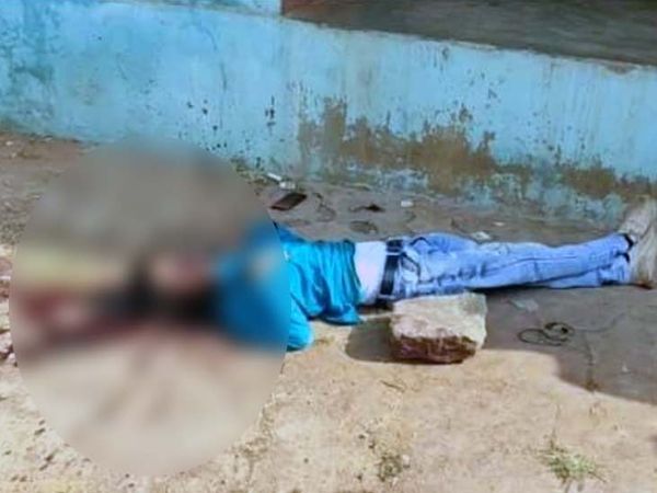 युवक का शव घऱ के सामने स्थित शमीमाबाद उर्दू गर्ल्स हाई स्कूल के परिसर से बरामद किया गया है। - Dainik Bhaskar