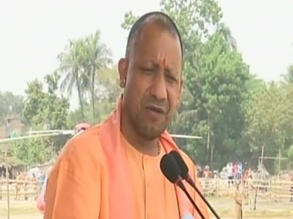 योगी आदित्यनाथ ने कहा कि दीदी कि नजर में दुर्गा, सरस्वती और लक्ष्मी की पूजा करने वाले लोग सांप्रदायिक हैं तो हमें ये सांप्रदायिकता पसंद है।