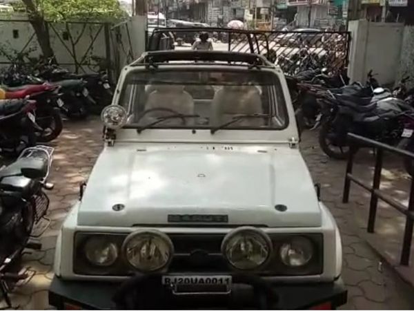 पुलिस ने घटना के बाद जिप्सी जब्त कर ली है। उस पर राजस्थान का नंबर है। - Dainik Bhaskar
