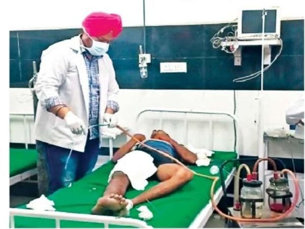 हादसे में घायल युवक का इलाज करते डॉक्टर। - Dainik Bhaskar