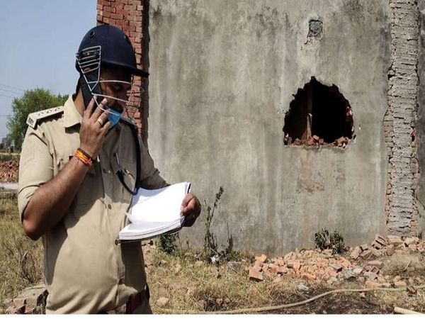 हादसे के वक्त फैक्ट्री के बाहर ताला लगा हुआ था। ऐसे में आशंका है कि पटाखे बनाने का काम अवैध रूप से चल रहा था। हालांकि, फैक्ट्री मालिक ने लाइसेंस होने की बात कही है। - Dainik Bhaskar