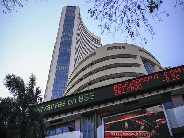 BSE पर 2,098 शेयरों में कारोबार हो रहा है। 1,533 शेयरों में बढ़त और 474 में गिरावट है। - फाइल फोटो - Dainik Bhaskar