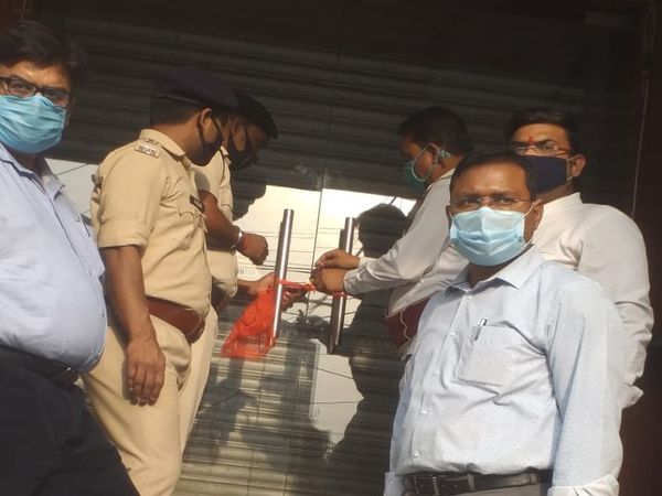 SDM के आदेश पर गया के पीसी ज्वेलर्स को सील करती पुलिस। - Dainik Bhaskar