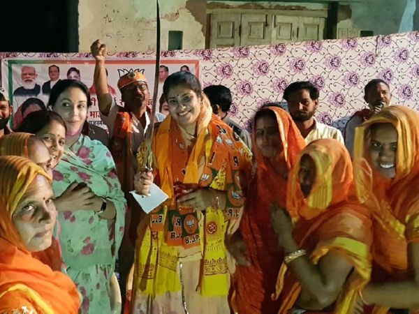 राजसमंद में तलवार लहराती भाजपा प्रत्याशी दीप्ति माहेश्वरी, साथ में सांसद दीया कुमारी। - Dainik Bhaskar