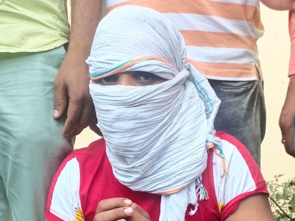 लूट की घटना में शामिल यह युवक विष्णु शर्मा नाबालिग नहीं है लेकिन इसके दो साथी नाबालिग थे। जिन्हें पुलिस मीडिया के सामने पेश नहीं कर पाई। - Dainik Bhaskar