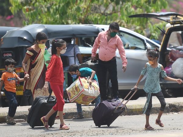 राज्य में फिर से लॉकडाउन की आशंका के बीच पुणे और मुंबई से प्रवासी मजदूरों का पलायन लगातार जारी है। - Dainik Bhaskar