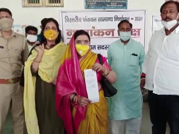 नामांकन के बाद संध्या यादव। - Dainik Bhaskar