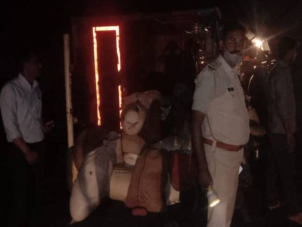 घायलों को अस्पताल पहुंचाती पुलिस।