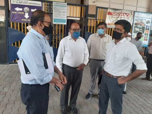 डीएम के. बालाजी सुभारती अस्पताल का निरीक्षण करते हुए। - Dainik Bhaskar