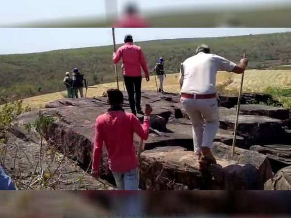 रतौना में 2 अप्रैल को तेंदुआ दिखा था, इसके बाद लोग दहशत में है। तेंदुए की तलाश में जंगल में वन विभाग की टीम।