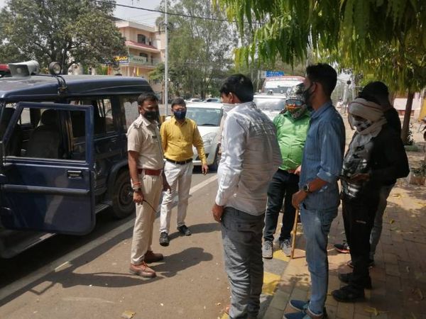 पुलिस को देख किसी ने गमछा बांध लिया तो किसी ने रूमाल बांध लिया।