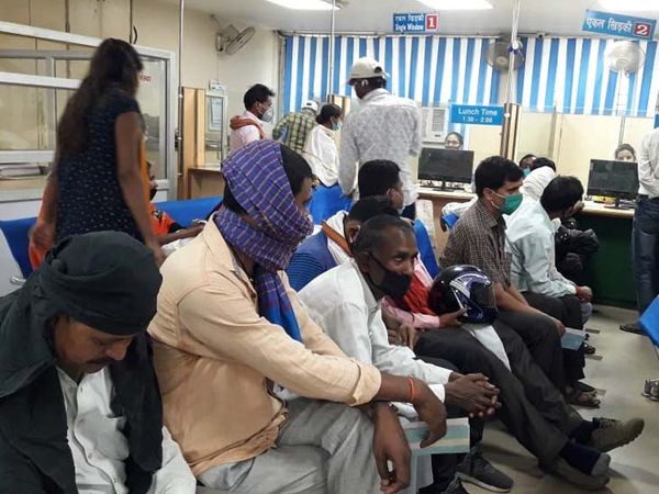 मेदिनीनगर स्थित SBI में एक बेंच पर कई कस्टमर एक दूसरे के बिल्कुल नजदीक में बैठे मिले।