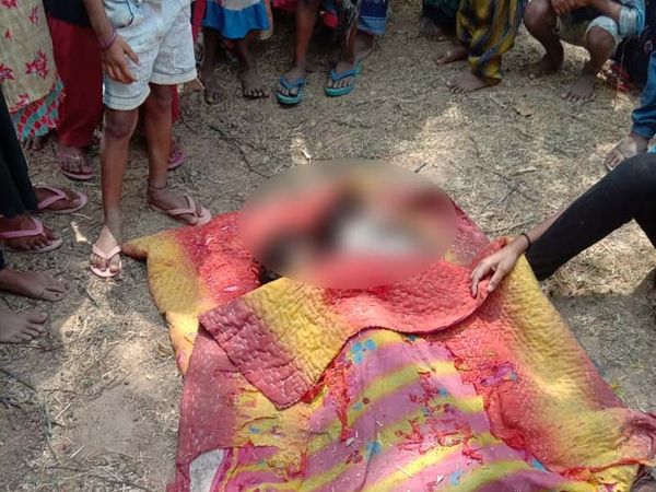 मृतकाें में हेमंती देवी (22) उसका 4 साल का बेटा आयुष कुमार और दो साल की बेटी संजना कुमारी शामिल है। - Dainik Bhaskar
