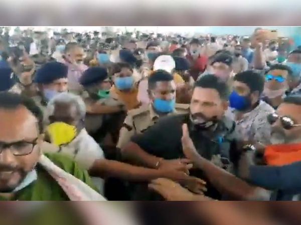 कांग्रेस विधायक प्रदीप यादव और भाजपा से गोड्डा सांसद डॉ. निशिकांत दुबे किसी बात पर आपस में भिड़ गए। - Dainik Bhaskar