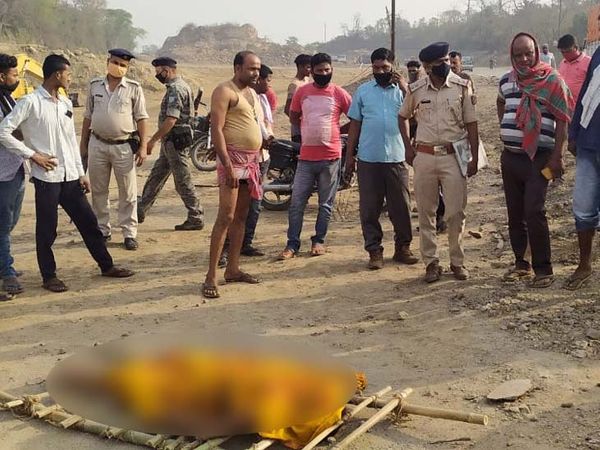 पुलिस ने शव को नदी से बाहर निकाला और पोस्टमॉर्टम के लिए भिजवा मामले की जांच में जुट गई।