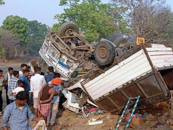 हादसे में पिकअप वैन का ड्राइवर केबिन में बुरी तरह फंस गया था। - Dainik Bhaskar