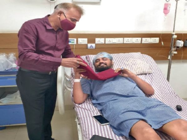 अस्पताल में भर्ती जवान को पगड़ी भेंट करते विशेष पुलिस महानिदेशक आरके विज।