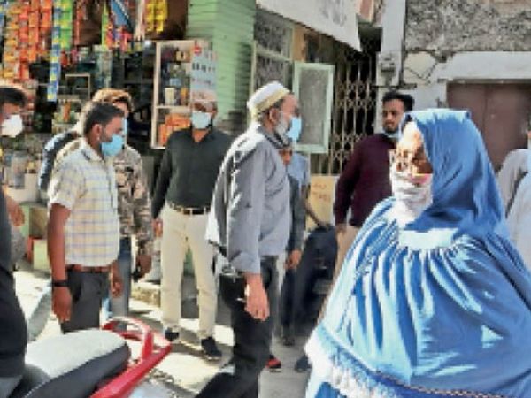 Three miscreants threatened by showing pistols, woman screamed, son came, accused ran away from bike | तीन बदमाशों ने पिस्टल दिखाकर धमकाया, महिला चिल्लाई तो बेटा आया, आरोपी बाइक छोड़कर भागे