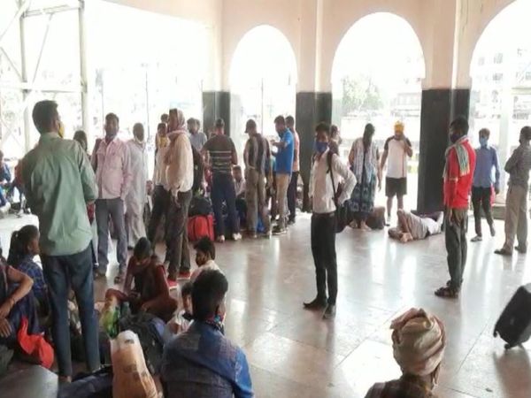 रेलवे स्टेशन पहुंचने वाले यात्रियों को मास्क लगाने की सलाह दी जा रही है। बिना मास्क के पाए जाने पर जुर्माना वसूला जाएगा।