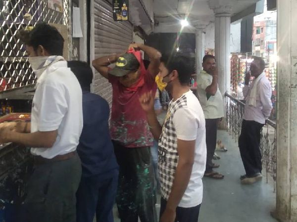 शराब दुकानों पर भी लोग शराब खरीदने के लिए उमड़ पड़े।