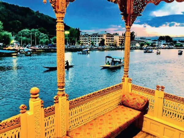 हाउसबोट में 4 बेडरूम तक होते हैं, इसका एक रात का किराया 2000 से 8000 रुपए है। इनकी कीमत 2-3 करोड़ होती है। - Dainik Bhaskar