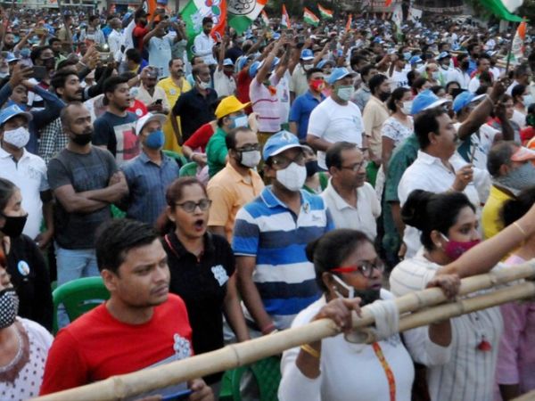 फोटो पश्चिम बंगाल की है। यहां एक चुनावी रैली में ज्यादातर लोग बिना मास्क के दिखे। दिल्ली हाईकोर्ट में ऐसी रैलियों और प्रचार पर रोक के लिए दिल्ली हाईकोर्ट में याचिका दाखिल की गई है। - Dainik Bhaskar