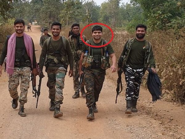 लाल घेरे में दीपक भारद्वाज। सर्चिंग के दौरान कहीं भी फायरिंग और ब्लास्ट का खतरा रहता था, लेकिन दीपक साथियों के साथ मुस्कुराते दिखते थे।