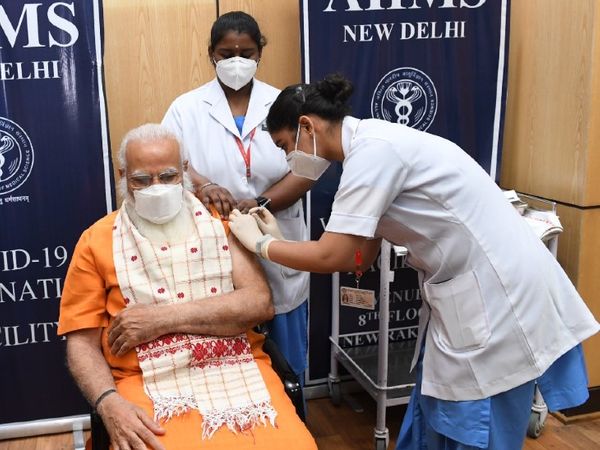 Prime Minister Narendra Modi arrived in Delhi AIIMS early Thursday and got the second dose of Corona vaccine. - Dainik Bhaskar