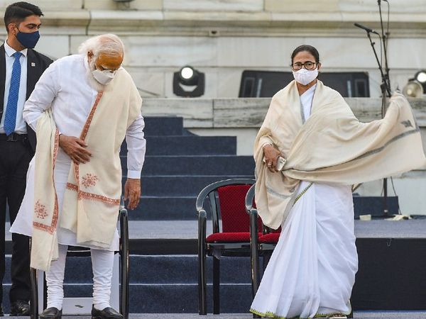 फोटो 23 जनवरी की है, जब मोदी नेताजी सुभाष चंद्र बोस की 125वीं जयंती पर बंगाल पहुंचे थे। मंच पर मोदी और ममता साथ थे, पर जय श्री राम के नारे लगने पर ममता नाराज हो गईं। तभी से वे मोदी के सरकारी कार्यक्रमों से किनारा कर रही हैं। - Dainik Bhaskar