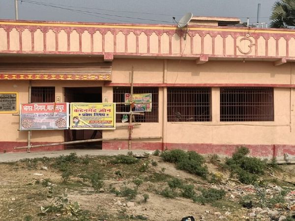 घर के बाहर लगा ताला और माइक्रो केंटेनमेंट जोन का पोस्टर । - Dainik Bhaskar