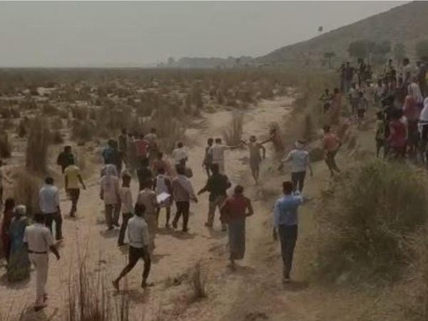महेशपुर गांव में आरोपी की पिटाई के दौरान आक्रोशित ग्रामीण और पुलिस। - Dainik Bhaskar