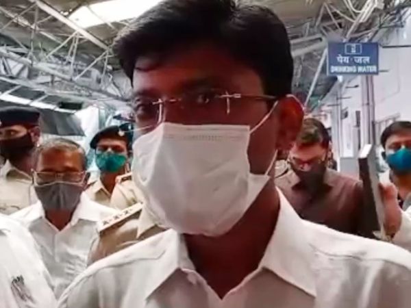 दरभंगा रेलवे स्टेशन पर सख्ती के निर्देश देते DM डॉ. त्यागराजन। - Dainik Bhaskar
