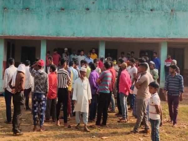 हत्या की सूचना मिलने पर बड़ी संख्या में परिजन स्कूल परिसर में जमा हो गए हैं।