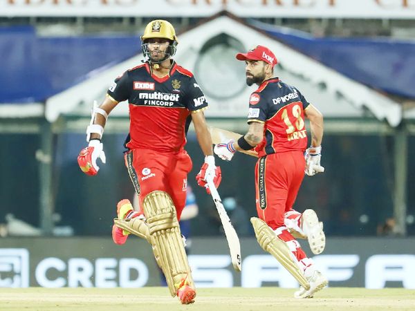 RCB टीम के लिए वॉशिंगटन सुंदर और कप्तान विराट कोहली ने ओपनिंग की।