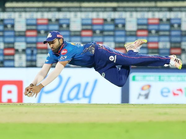 RCB की पारी के पहले ओवर की दूसरी बॉल पर रोहित ने वॉशिंगटन सुंदर का कैच छोड़ा।